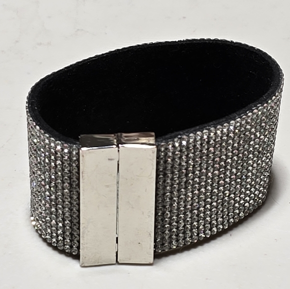 Suede Leather Gunmetal Black Bracelet made w/ Swarovski Crystal Magnetic Clasp - Picture 2 of 3
